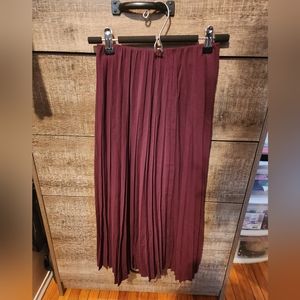 - Pleated midi skirt